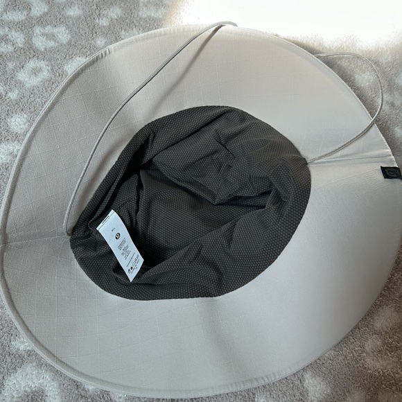 *SOLD*Lululemon lab Bucket Hat with Strap - Picture 4 of 6